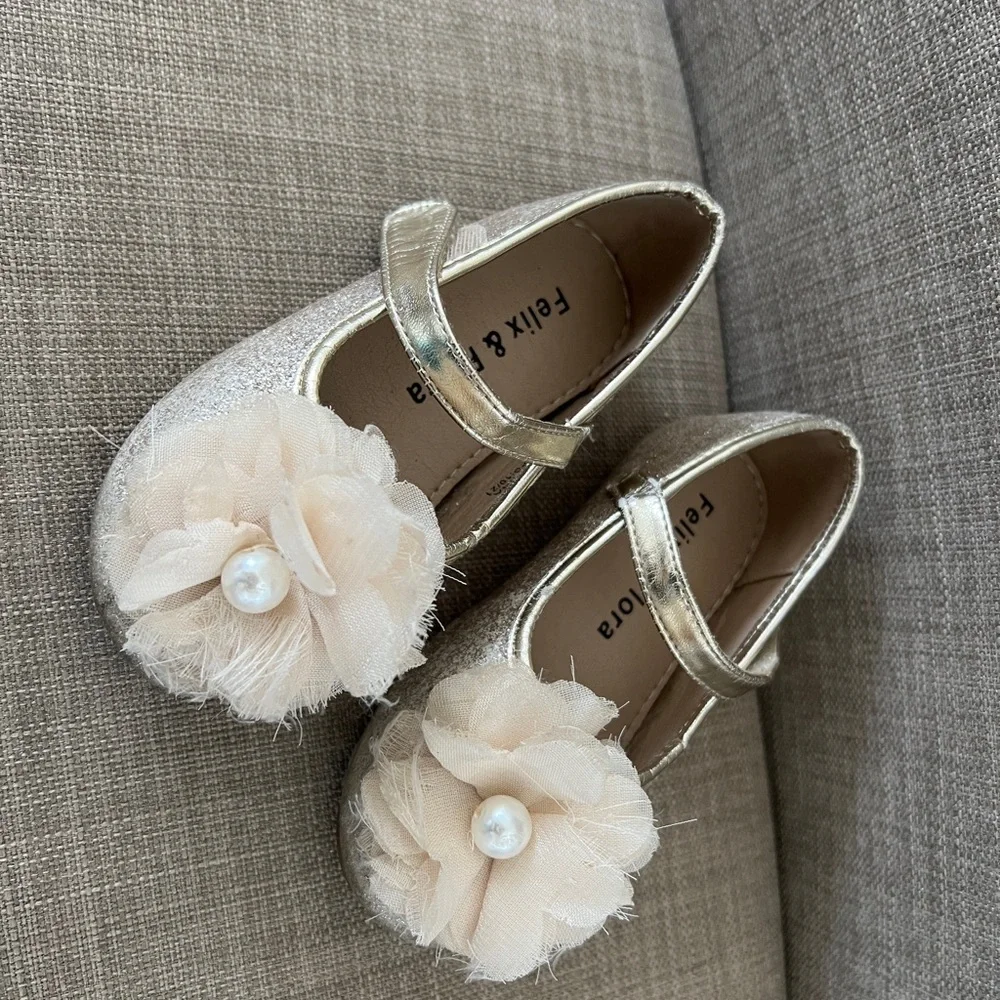 Flora Felix & Glitter Gold Girls' Mary Jane Dress Shoes with Flower